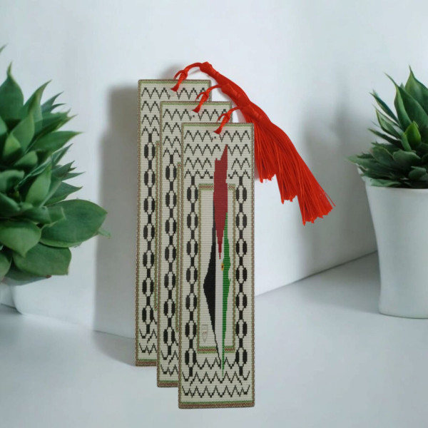 Tatreez Motifli Filistin Bayrağı Desenli Kitap Ayracı filistin-bayragi-renklerinde-tatreez-nakis-desenli-geleneksel-kirmizi-puskullu-kitap-ayraci
