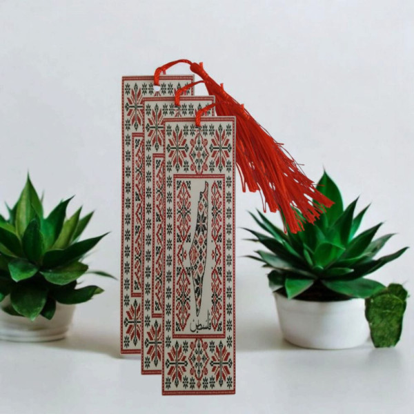 Filistin Kültürünü Yansıtan Tatreez Kitap Ayracı filistin-haritasi-ve-tatreez-nakis-desenli-kirmizi-puskullu-kitap-ayraci-kultur-mirasi