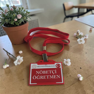 Nöbetçi Öğretmen Yaka Kartı - MEB Logolu Askı İpli Set Nöbetçi Öğretmen Yaka Kartı - MEB Logolu Askı İpli Set