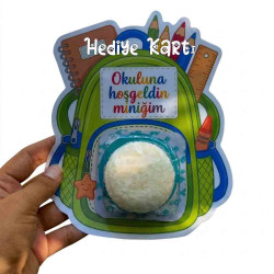 Okul Çantası Tasarımlı  Puf Hediyelik Kart - 15x15 cm Okuluna Hoş Geldin ve Karne Hediyesi