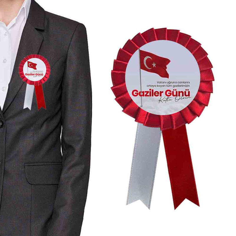 yakaya-takilmis-dalgalanan-turk-bayragi-gorselli-ve-gaziler-gunu-kutlama-mesajli-saten-kokart