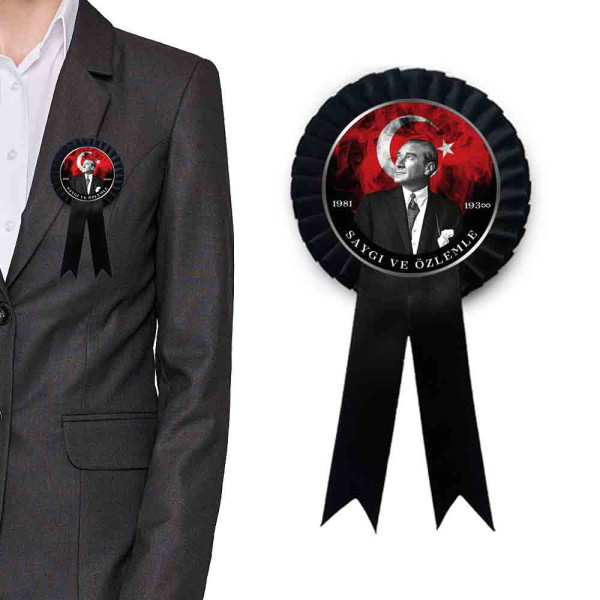Saygı ve Özlemle Yazılı Takım Elbiseli Atatürk ve Ay Yıldız Figürlü Siyah Kurdeleli Anma Kokartı saygi-ve-ozlemle-temali-anma-kokarti-takim-elbiseli-ataturk-ve-ay-yildiz-figurlu-siyah-kurdeleli-gogus-rozeti