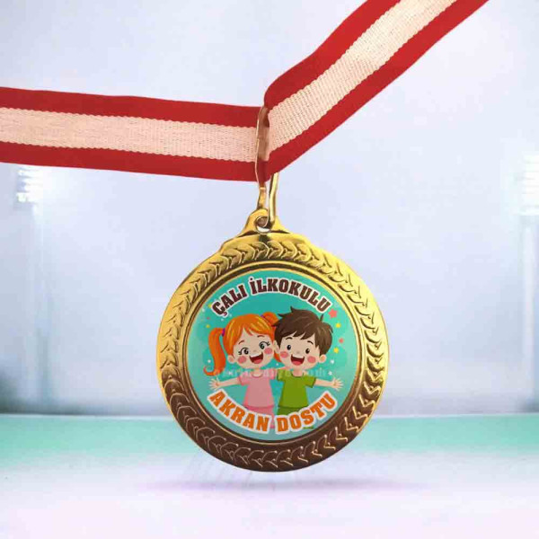 "Akran Dostu" Davranış ve Dostluk Madalyası (Okul Adı Baskılı) kirmizi-beyaz-kurdeleli-altin-renk-cizgi-film-cocuk-figurlu-okul-adi-baskili-akran-dostu-madalyasi