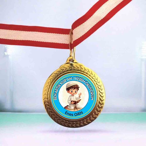 mavi-temali-kuran-okuyan-erkek-cocuk-figurli-ben-artik-kuran-i-kerim-okuyorum-yazili-altin-madalya