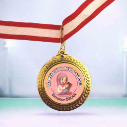 Kur'an-ı Kerim'e Geçiş Madalyası - Kız Çocukları İçin Hatim ve Başarı Ödülü Kur'an-ı Kerim'e Geçiş Madalyası - Kız Çocukları İçin Hatim ve Başarı Ödülü