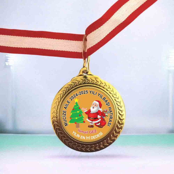 2025 Yılbaşı Hatırası Özel Tasarım Altın Madalya ismail-gez-yilin-en-iyi-dedesi-yazili-noel-baba-ve-cam-agaci-figurli-altin-renkli-yilbasi-madalyasi