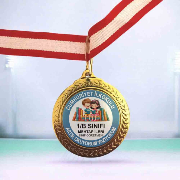 kirmizi-beyaz-kurdeleli-altin-renk-mavi-zeminli-okul-sinif-ogretmen-adi-baskili-artik-okuyorum-yaziyorum-madalyasi