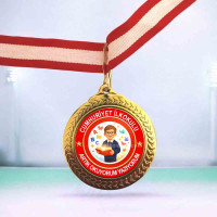 Okul Adı Baskılı "Artık Okuyorum Yazıyorum" Madalyası (Kitap Okuyan Çocuk Figürlü)