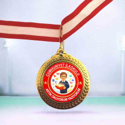 Okul Adı Baskılı "Artık Okuyorum Yazıyorum" Madalyası (Kitap Okuyan Çocuk Figürlü)