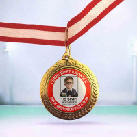 Erkek Öğrenci Fotoğraflı Artık Okuyorum Yazıyorum Madalyası (Okuma Bayramı Ödülü)