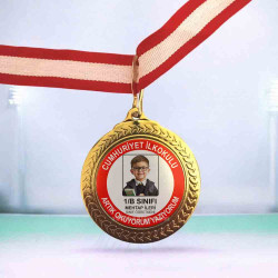 Erkek Öğrenci Fotoğraflı Artık Okuyorum Yazıyorum Madalyası (Okuma Bayramı Ödülü)