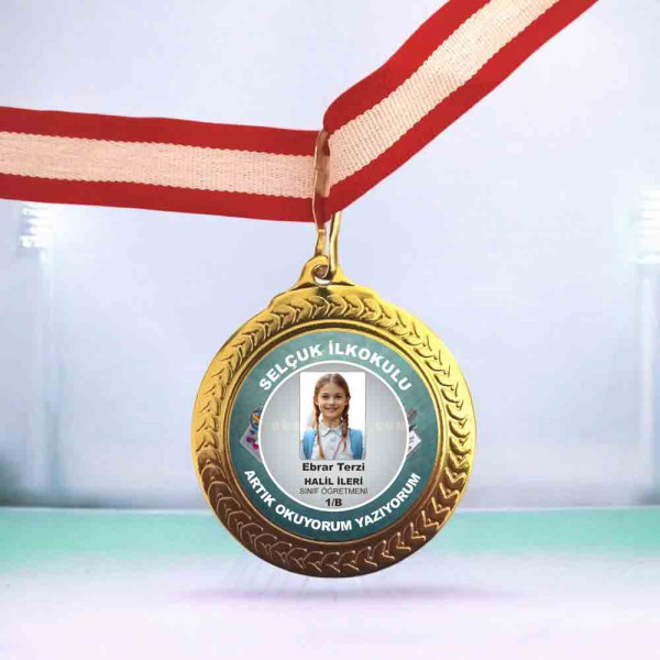 Öğrenci Fotoğraflı Okuma Bayramı Başarı Madalyası (Tamamen Kişisel) kirmizi-beyaz-kurdeleli-altin-renk-ogrenci-fotografli-okul-sinif-ogretmen-adi-baskili-artik-okuyorum-yaziyorum-madalyasi