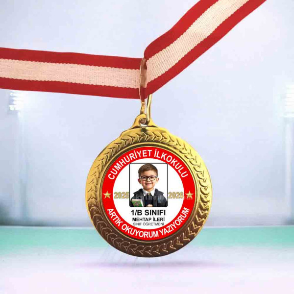 kirmizi-beyaz-kurdeleli-altin-renk-yillik-erkek-ogrenci-fotografli-okul-sinif-ogretmen-adi-baskili-artik-okuyorum-yaziyorum-madalyasi