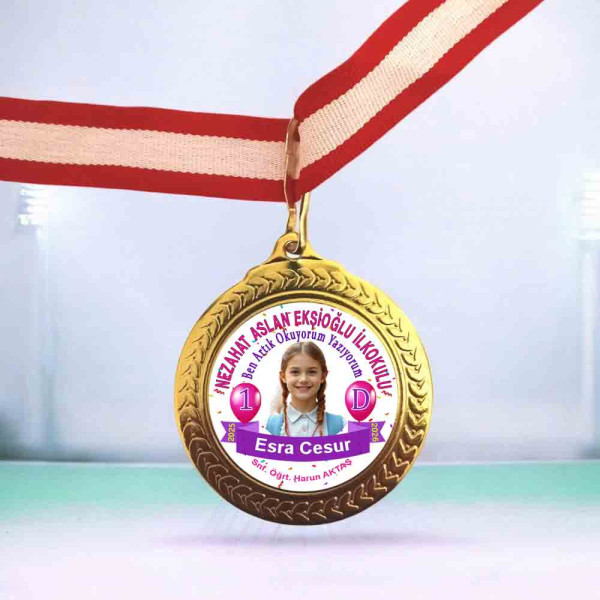 fotograf-baskili-altin-kaplama-okuma-bayrami-basari-madalyasi-kirmizi-kurdeleli