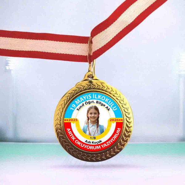Kişiselleştirilmiş okuma yazma başarı madalyası, öğrenci adı ve sınıf bilgili eğitim ödülü