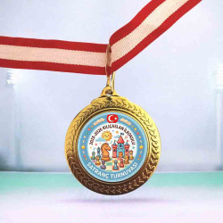 İlkokul Satranç Turnuvası Madalyası - Renkli Şato ve Figür Tasarımlı İlkokul Satranç Turnuvası Madalyası - Renkli Şato ve Figür Tasarımlı