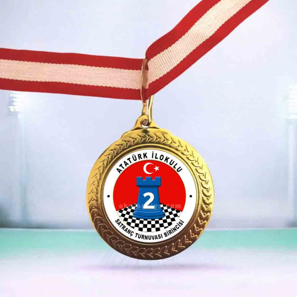 Özel Tasarım Okul Satranç Turnuvası Madalyası ataturk-ilkokulu-yazili-mavi-kale-ve-turk-bayragi-detayli-altin-renkli-satranc-turnuvasi-madalyasi