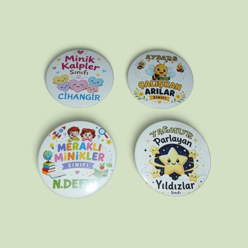 Minik Kalpler Çalışkan Arılar Meraklı Minikler Parlayan Yıldızlar Kişiye Özel Sınıf Buton Rozetleri sinif-adi-buton-rozeti-kisisel-ogretmen-ogrenci-sinif-rozeti-4-tasarim