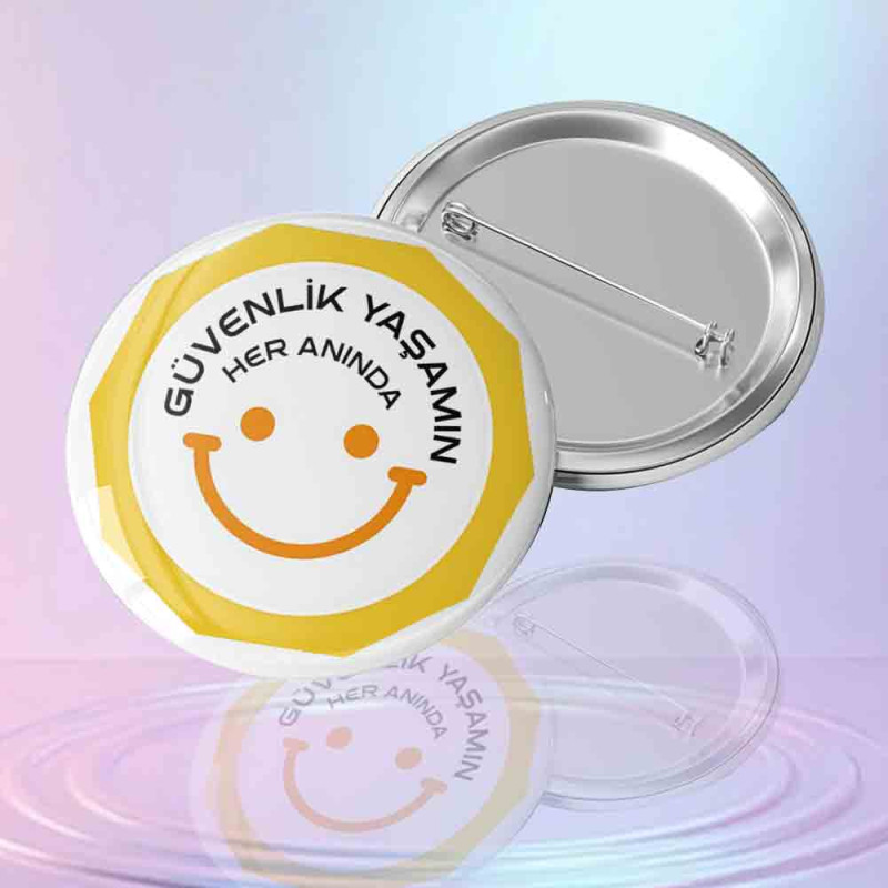 Güvenlik görevlisi kimlik rozeti üzerinde Yaşamımın Her Anında Güvenlik yazısı