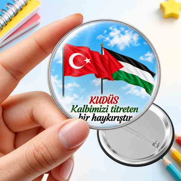 Türk ve Filistin Bayraklarıyla Kudüs Kalbimizi Titreten Bir Haykırıştır Yazılı Dayanışma Rozeti kudus-dayanisma-rozeti-turk-ve-filistin-bayrakli-insani-duyarlilik-buton-rozet