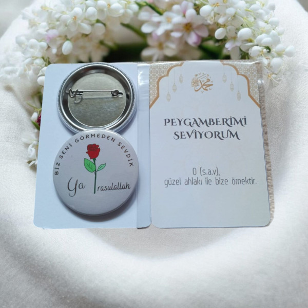 biz-seni-gormeden-sevdik-ya-rasulallah-yazili-gul-desenli-metal-yaka-rozeti-ve-guzel-ahlak-mesajli-teklif-karti-seti