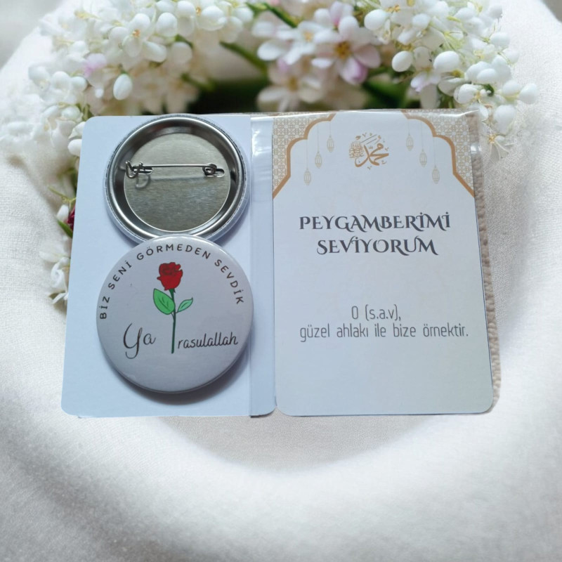 "Biz Seni Görmeden Sevdik Ya Rasulallah" Rozet ve Kart Seti biz-seni-gormeden-sevdik-ya-rasulallah-yazili-gul-desenli-metal-yaka-rozeti-ve-guzel-ahlak-mesajli-teklif-karti-seti