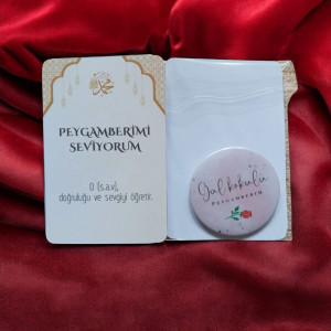 Gül Kokulu Peygamberim Temalı Yaka Rozeti ve Mesaj Kartı Seti (Mevlid Hediyesi) Gül Kokulu Peygamberim Temalı Yaka Rozeti ve Mesaj Kartı Seti (Mevlid Hediyesi)