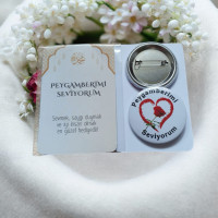 Peygamberimi Seviyorum Temalı Kalp ve Gül Desenli Yaka Rozeti ve Hediye Kartı Seti