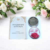 Gül Motifli Salavat-ı Şerife (Allahümme Salli) Yazılı Rozet ve Kart Seti