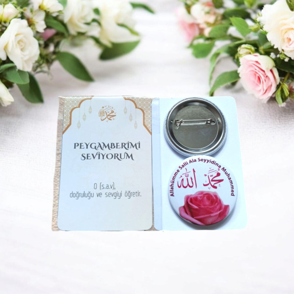 Salavat-ı Şerife (Allahümme Salli) Rozet ve Kart Seti gul-allah-muhammed-kaligrafisi-ve-salavat-i-serif-yazili-metal-yaka-rozeti-ve-peygamberimi-seviyorum-mesajli-teklif-karti-seti