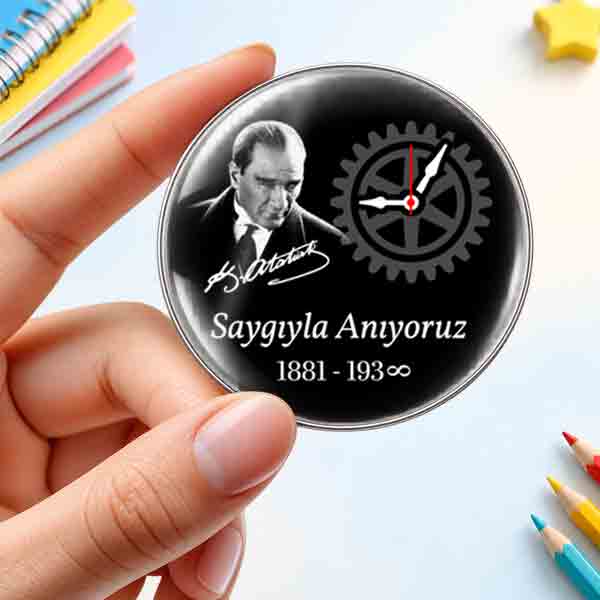 Saat 09:05 Kadranlı Atatürk Portreli ve İmzalı Saygıyla Anıyoruz 1881-1938 Anma Rozeti 10-kasim-ataturku-anma-rozeti-saat-09-05-detayli-imzali-ataturk-portreli-saygiyla-aniyoruz-buton-rozet