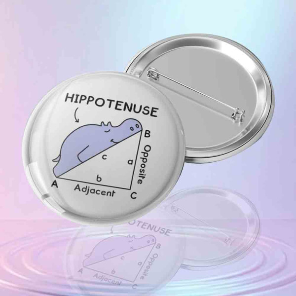 "Hippotenuse" Esprili Geometri Motivasyon Rozeti dik-ucgen-hipotenusu-uzerinde-yatan-hipopotam-figurlu-hippotenuse-yazili-metal-yaka-rozeti