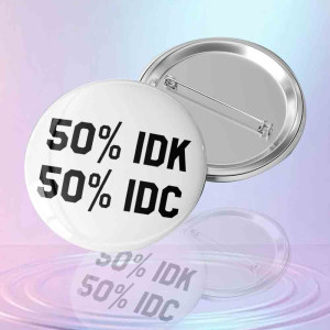 "50% IDK 50% IDC" Esprili Öğrenci Rozeti - Sınav Dönemi Mizahı "50% IDK 50% IDC" Esprili Öğrenci Rozeti - Sınav Dönemi Mizahı