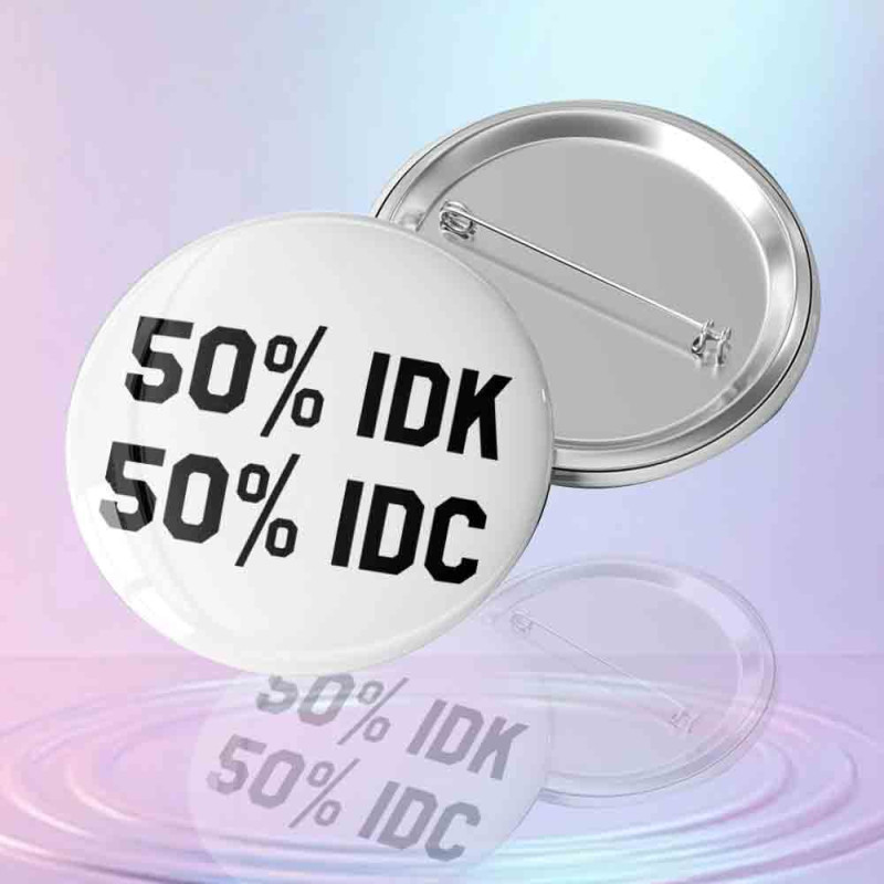 beyaz-zemin-uzerine-siyah-50-idk-50-idc-yazili-metal-yaka-rozeti-ogrenci-mizahi