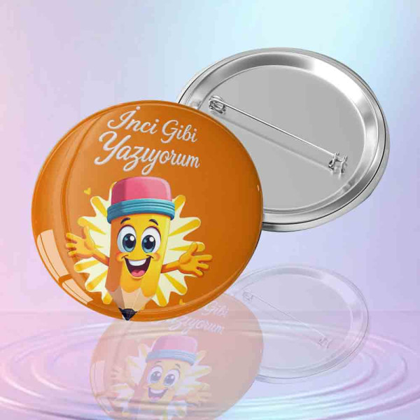 "İnci Gibi Yazıyorum" El Yazısı Başarı Rozeti (Turuncu) turuncu-zeminli-sevimli-kalem-figurlu-inci-gibi-yaziyorum-yazili-metal-ogrenci-motivasyon-rozeti-el-yazisi-odulu