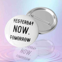 "NOW." Motivasyon Rozeti - Ertelemeyi Bırak ve Odağa Geç Tasarımı