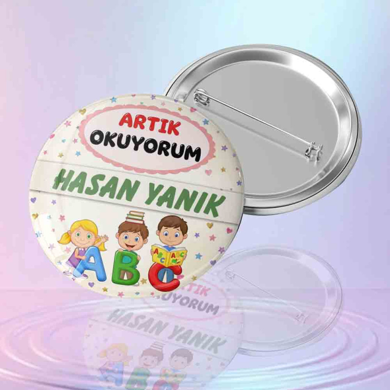 neseli-cocuk-ve-abc-figurli-isme-ozel-artik-okuyorum-yazili-renkli-metal-yaka-rozeti