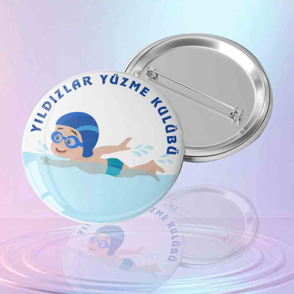 Mavi su temalı zemin üzerinde yüzen çocuk figürlü Yıldızlar Yüzme Kulübü yazılı buton rozet